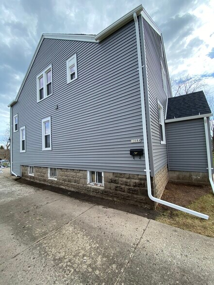 Building Photo - 1208 N Sawyer St