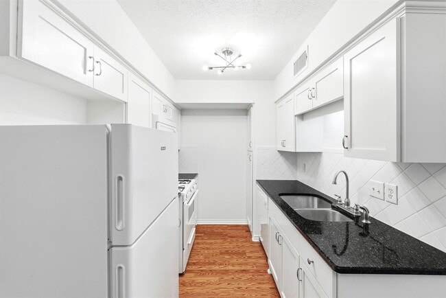 Building Photo - 505 W 7th St