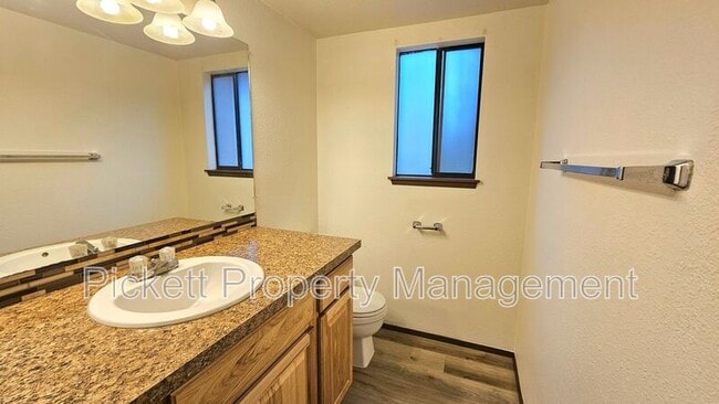 Building Photo - 5401 Pineridge Dr NE