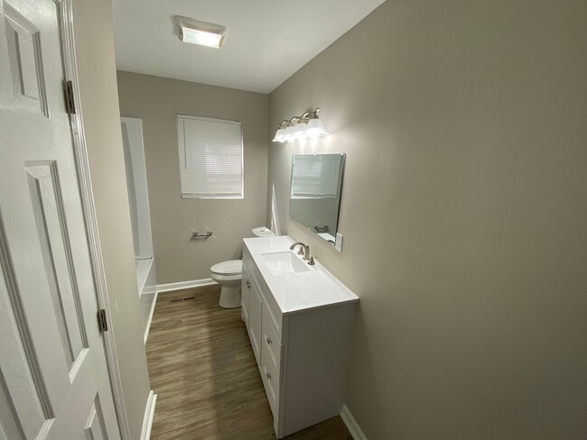 Building Photo - Updated 4 bed 2 bath minutes to Downtown C...