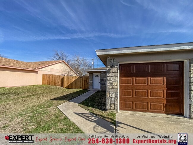 Building Photo - 2 bedroom/ 1 bath with one car garage.