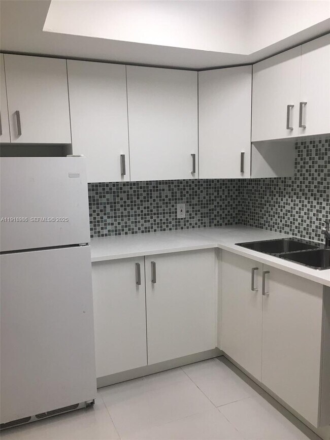 Building Photo - 16801 NE 14th Ave