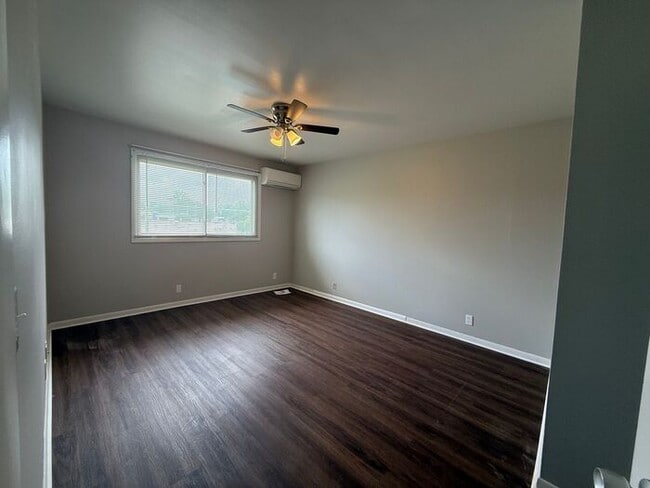 Building Photo - 2 Bedroom Unit was recently renovated. Liv...