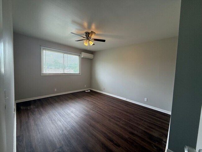 Building Photo - 2 Bedroom Unit was recently renovated.  Live walking distance from the downtown square or steps f...