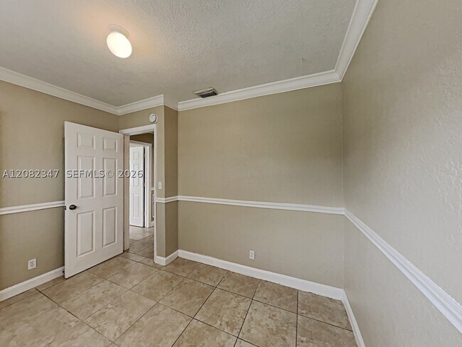 Building Photo - 913 Cochran Dr
