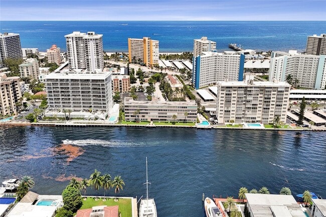 Building Photo - 400 N Riverside Dr
