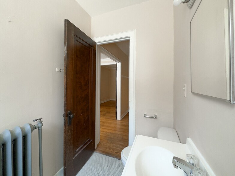 Building Photo - 1211 W Elmdale Ave