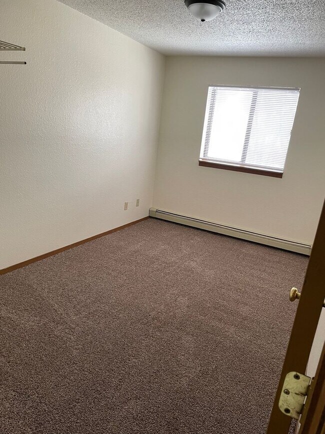 Building Photo - Four Bedroom Apartment