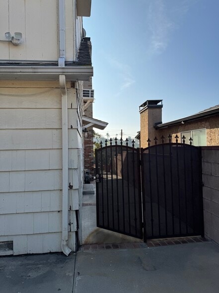 EACH UNIT HAS A SIDE GATE TO BACKYARD - 6247 Oak Crest Way