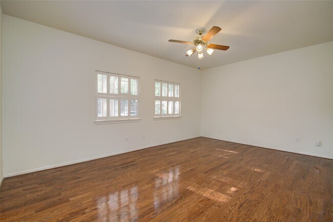 Building Photo - 6 Town Oaks Pl