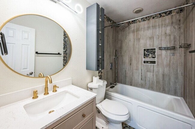 Building Photo - Charming 2BR Condo in Denver