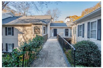 Building Photo - Beautiful 2 bedroom condo just minutes from Downtown Athens!