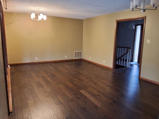 Building Photo - Oak Ridge 37830 - 4 bedroom 2.5 bath - call Sharon Arnwine 865-313-7215