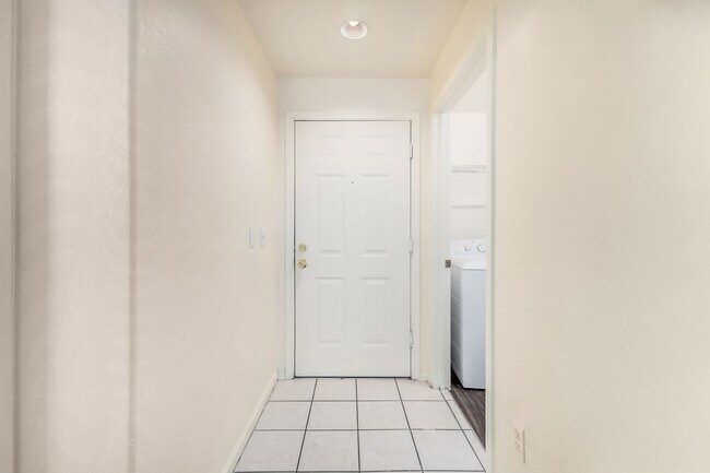 Building Photo - 2 Bedroom, 2 Bath In Central Phoenix