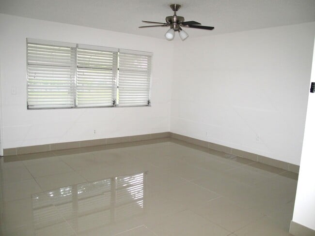 Building Photo - 1227 Club Dr W