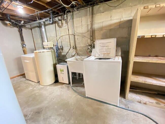 Building Photo - Now leasing for May 2026! Four Bed/One Bath