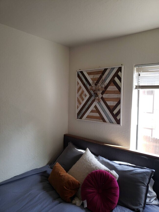 Building Photo - LONG-TERM RENTAL: Prime Location! Economic...