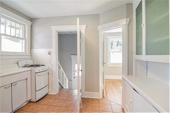 Building Photo - Spacious 2 bedroom home in the heart of Ci...