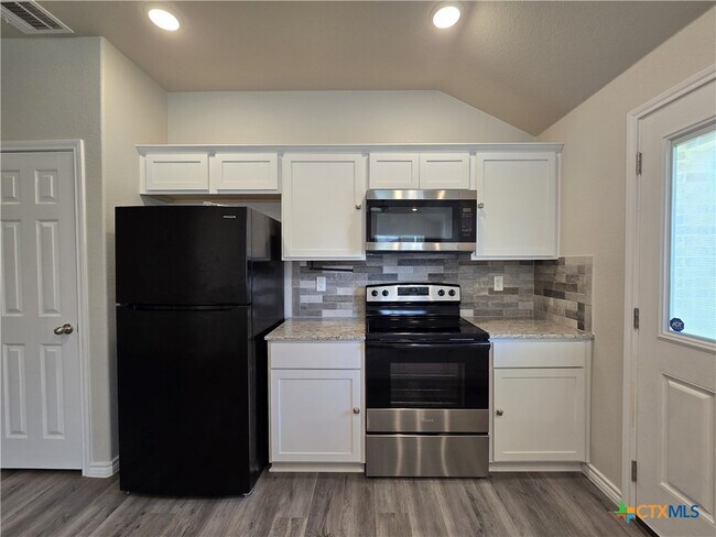 Building Photo - 523 Lost Trl