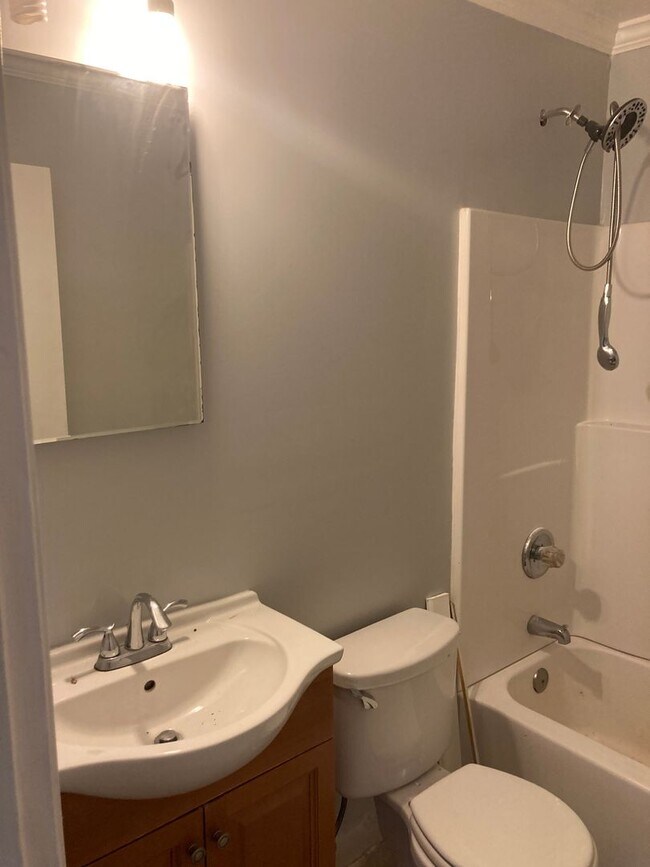 Building Photo - 2 Bed, 1 Bath House