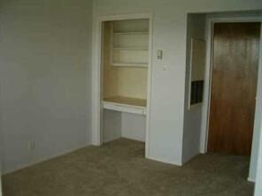 Building Photo - 1/1 Apartment Walking Distance to Shops and Food