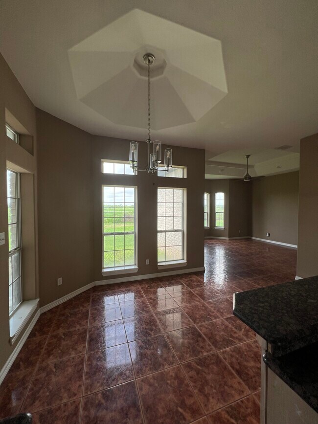 Building Photo - 420 W Palm Dr