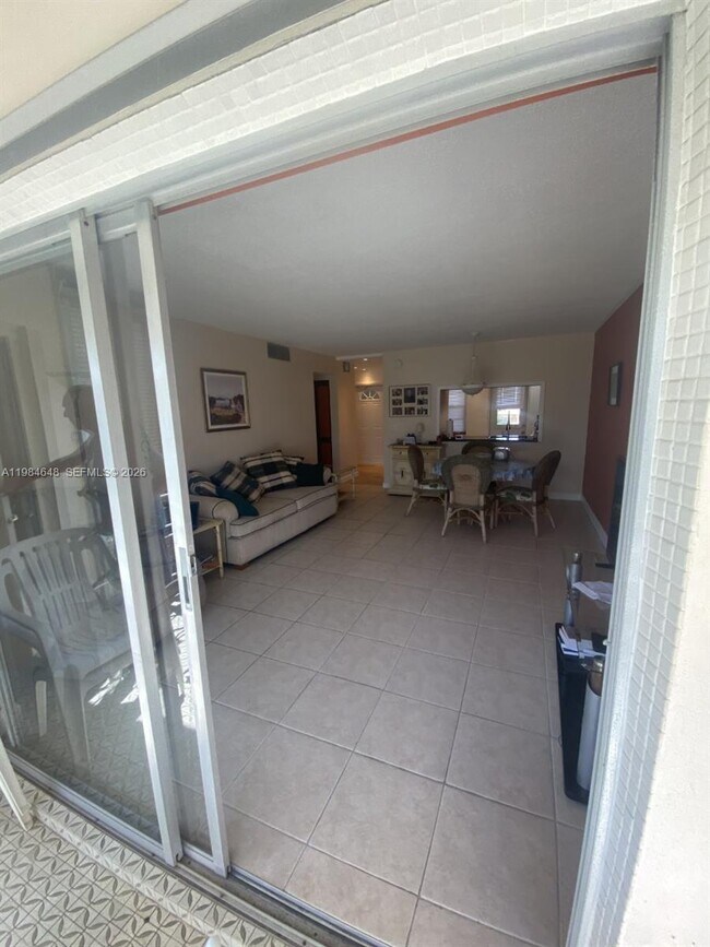 Building Photo - 200 NE 14th Ave