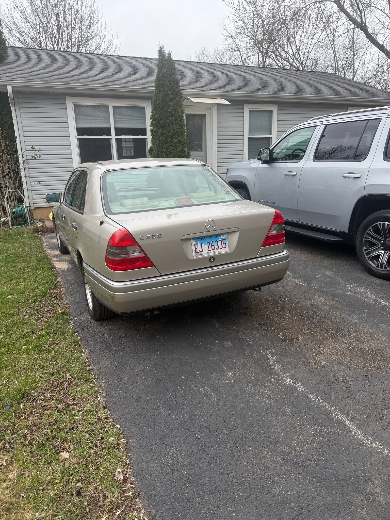 Building Photo - 2612 S Elmkirk Park