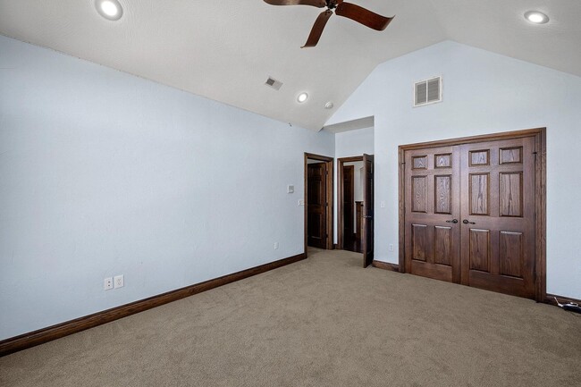 Building Photo - 5 Bedroom Dream Home!