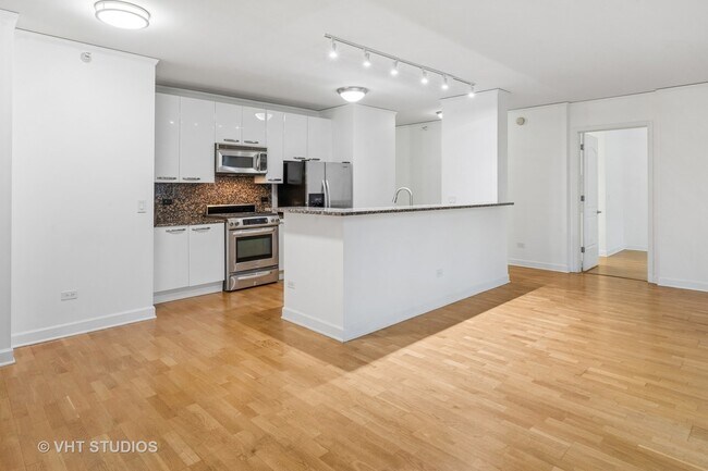 Building Photo - 450 E Waterside Dr