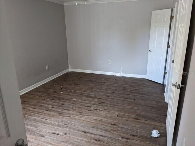 Building Photo - 2122 Fan Palm Dr