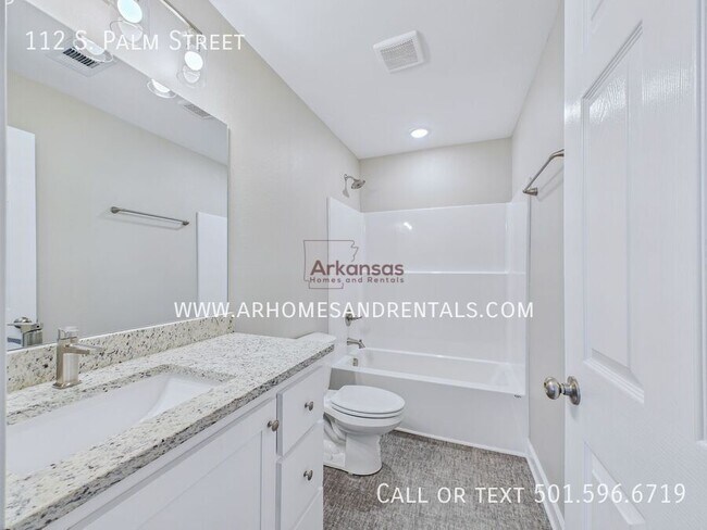 Building Photo - 112 S Palm St