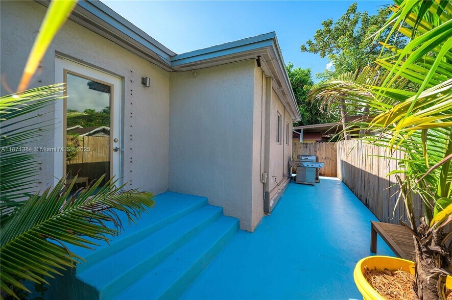 Building Photo - 2401 SW 26th St