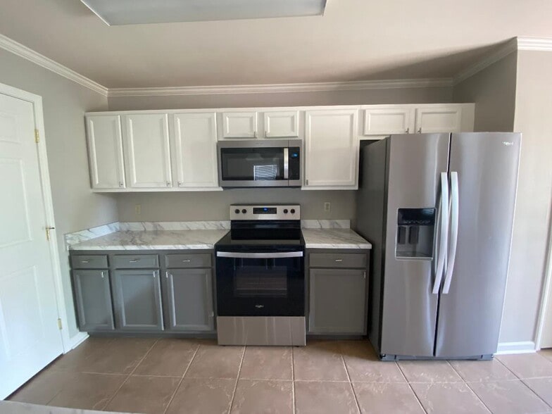 Fully Remodeled Kitchen - Guidry Row Apartment Homes
