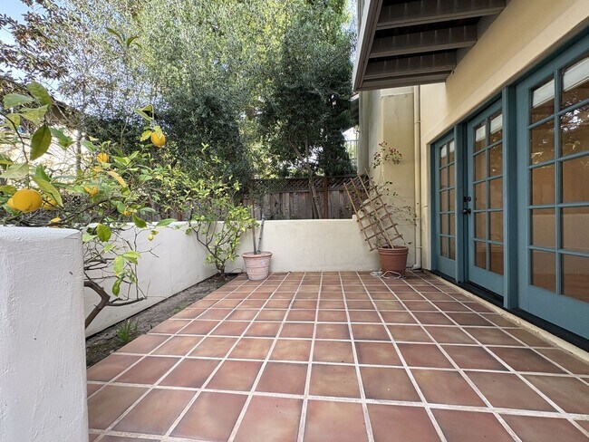 Building Photo - Spacious and Inviting 3-Bedroom, 2.5-Bath Townhome in the Heart of Menlo Park