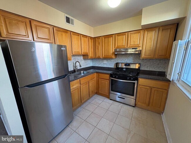 Building Photo - 1220 Fuller St