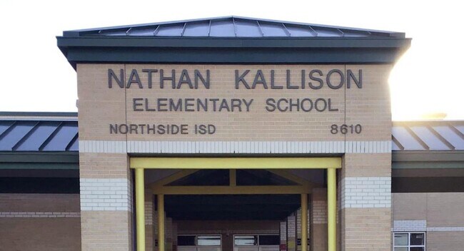 Building Photo - 1950 SF Home in San Antonio - 4 BR /2 BA - WATERWHEEL!!!