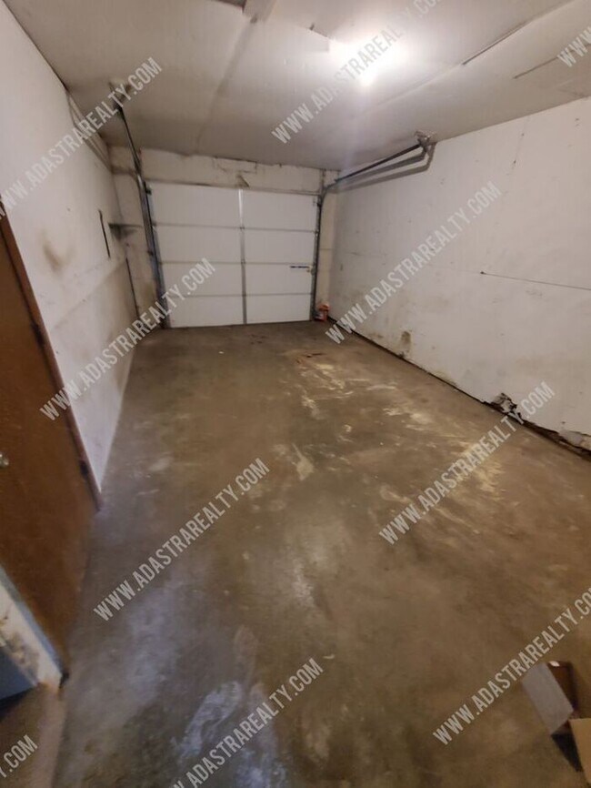 Building Photo - Spacious Olathe Duplex-Available NOW!!
