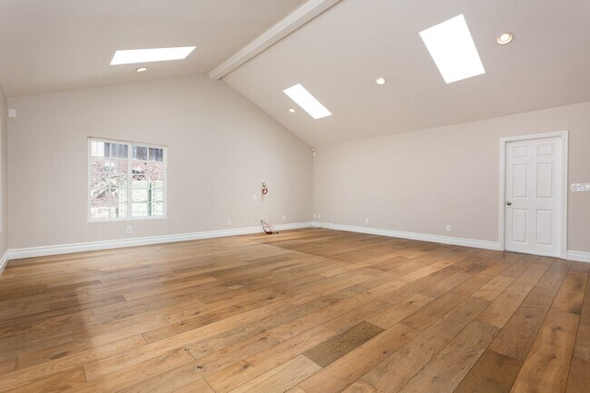 Building Photo - Spacious Entertainers Retreat in San Carlos!