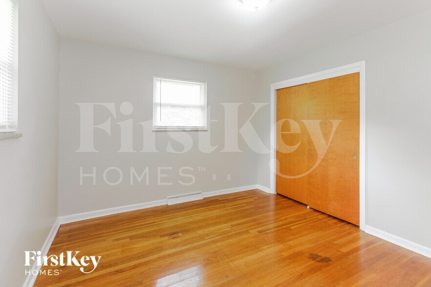 Building Photo - 5750 Wallingwood Dr