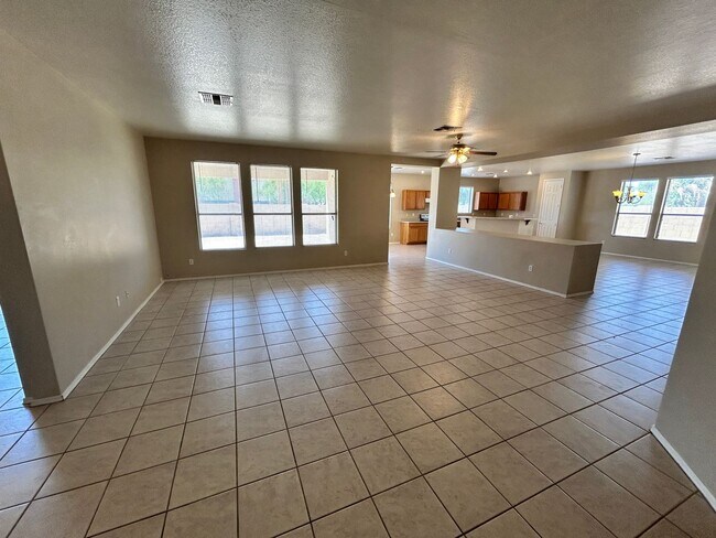 Building Photo - Spacious single story Peoria stunner w/New...