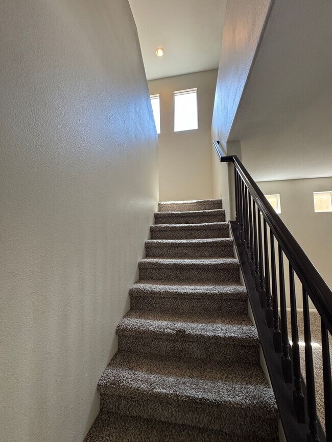 Building Photo - Spacious 3-Bed Lakeview Home with Loft & Community Amenities