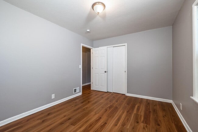 Building Photo - Stylish Simplicity: 2 Bed, 1 Bath Single-F...