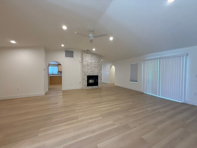Building Photo - Gorgeous 3 bedrooms, 2.5 baths home