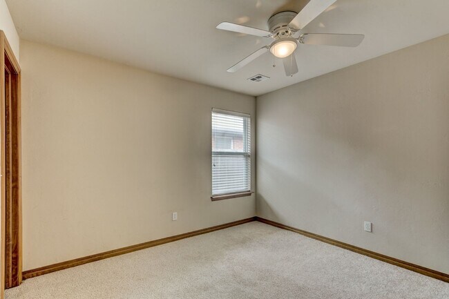 Building Photo - $500 Off First Month's Rent Move In Special!! Duplex in Yukon, Available Now!