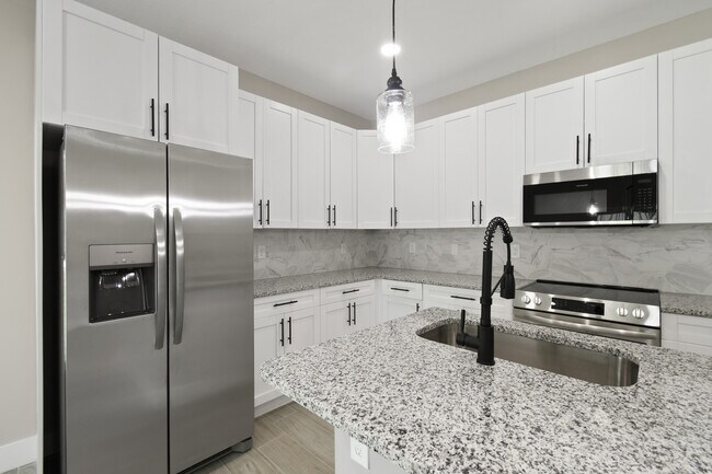 Building Photo - 1388 NW Charlie Green Dr