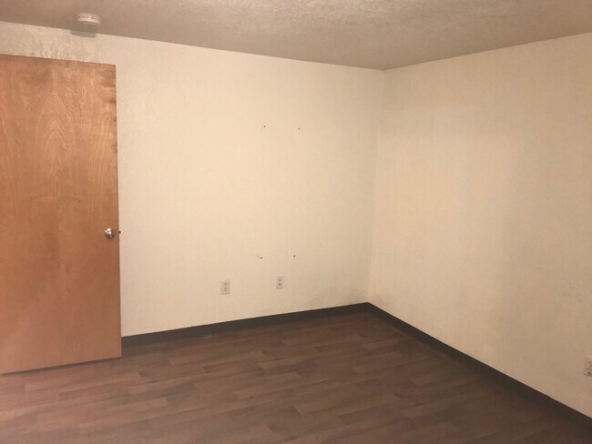 Building Photo - Spacious 1BR w/ Off-Street Parking | Quiet 4-Unit Building + Pet Friendly