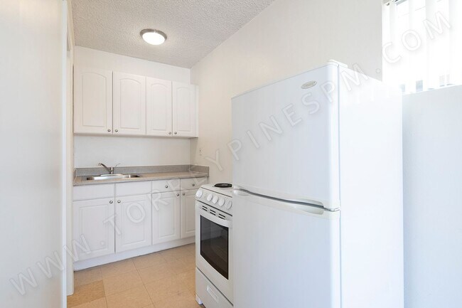 Building Photo - *OPEN HOUSE: 9/20 1:30-2:30PM* Studio Clos...