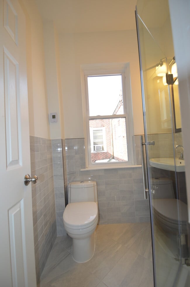 Building Photo - Beautifully Renovated 2BR Fishtown Home with Deck AVAIL 6/1