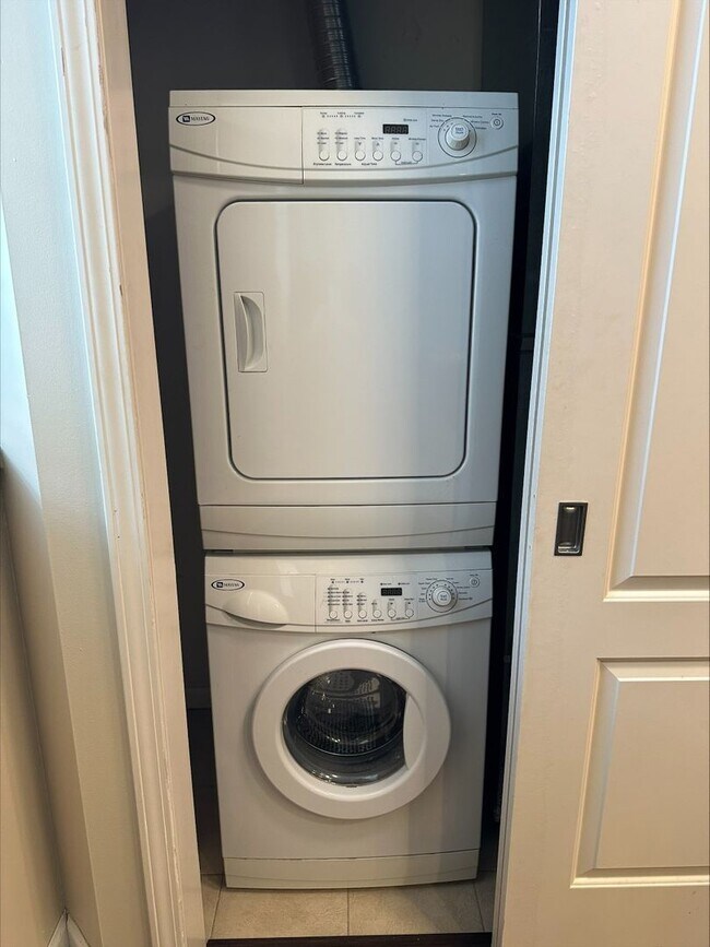 Building Photo - 1 Bedroom Steps from U of M St. Paul